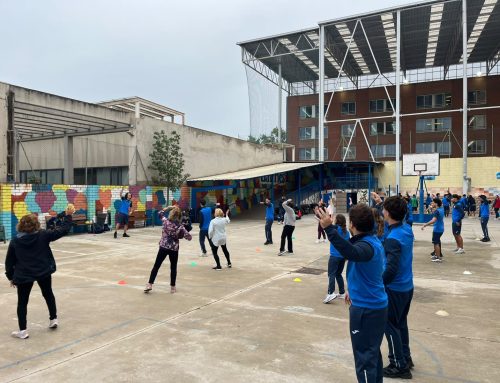 L’alumnat de 1r d’EAS del Jaume Balmes comparteix una activitat esportiva amb música amb la gent gran de L’Hospitalet